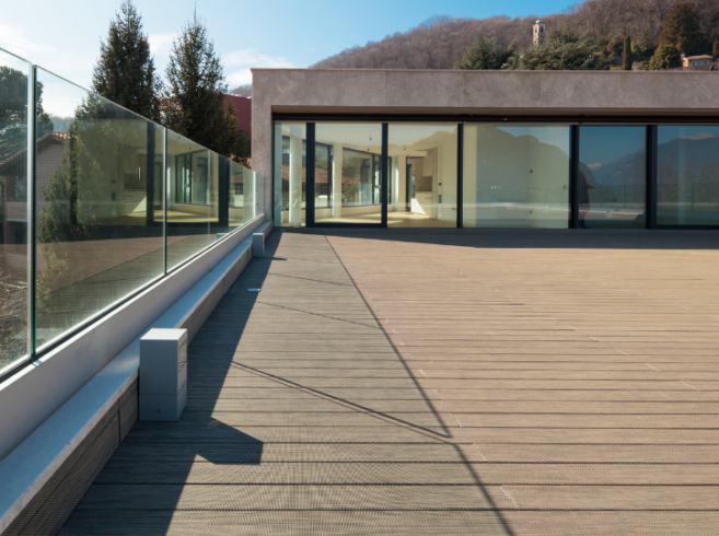 Garde-corps en verre intérieur et extérieur Verre Solutions avec profilé aluminium OnLevel Turboflex.